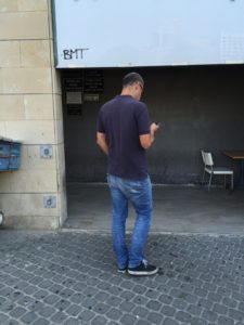 ergolife ellen buckstein israel ergonomics consultant - man texting